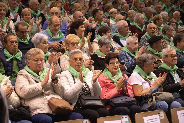 La segunda edición del Encuentro de Personas Mayores, celebrado en Eibar, congregó a más de un millar de representantes de 230 centros sociales.