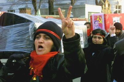 Ciudadanos turcos denuncian en Viena la represión contra los presos políticos en huelga de hambre en diciembre del año 2000.