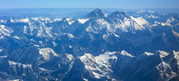 Irudi nagusian, Everest eta inguruko gailurren argazki panoramikoa. Lerro hauen gainean, Eñaut Izagirre, baliza batekin glaziar batean neurketak egiten.