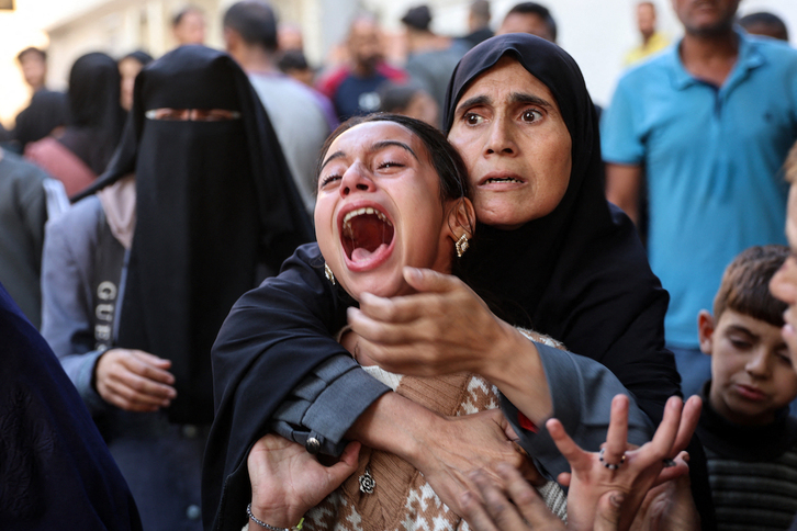 Una joven palestina grita tras la matanza de ayer en la escuela Al-Shati.