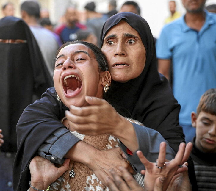 Una joven palestina grita tras la matanza de ayer en la escuela Al-Shati.