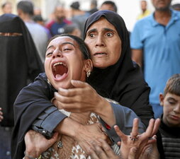 Una joven palestina grita tras la matanza de ayer en la escuela Al-Shati.