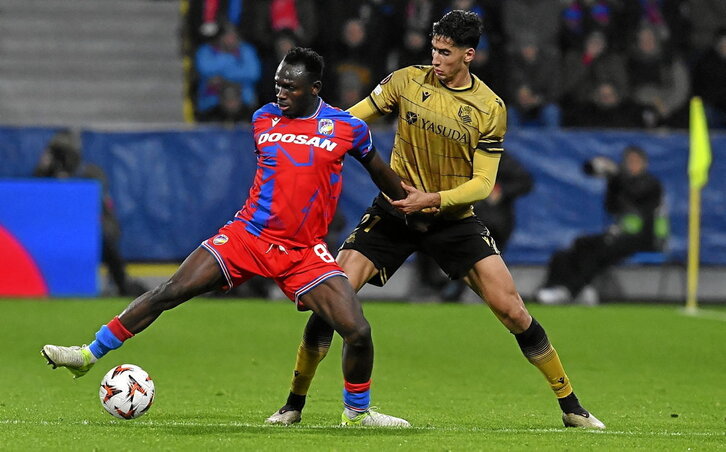 Aguerd trata de defender a Prince Adu, autor del primer gol de Viktoria Plzen.