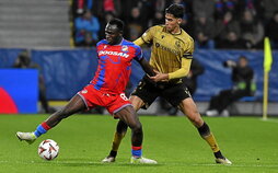 Aguerd trata de defender a Prince Adu, autor del primer gol de Viktoria Plzen.