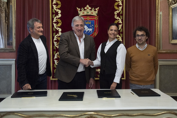  Mikel Armendariz (Geroa Bai), Joseba Asiron (EH Bildu), Marina Curiel (PSN) y Txema Mauleón (Contigo-Zurekin) han firmado el acuerdo.