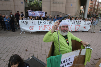 Un momento de la concentración celebrada ante el Palacio de Justicia de Barakaldo en recuerdo de Amaia Egaña.