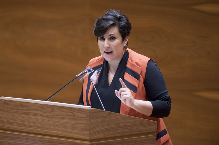 María Solana abandona el Parlamento de Nafarroa.