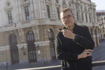 Joseba Lopezortega, ante el Teatro Arriaga. 