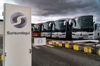 Flota de autobuses en el exterior de las instalaciones de Sunsundegui.