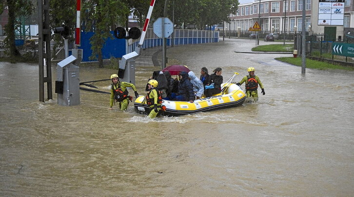 Personal de salvamento rescata a varias personas en el polígono de Zangroiz, en Erandio, en unas inundaciones.