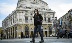 La cineasta Laura Poitras posa ante el Teatro Arriaga.