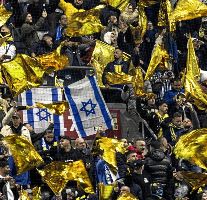 Ultras del Maccabi, en el estadio Johan Cruyff.