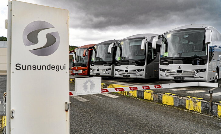 Sergio Martínez y Arantza Martiartu, trabajadores de Sunsundegui. Autobuses ya fabricados, en el exterior de la factoría altsasuarra.