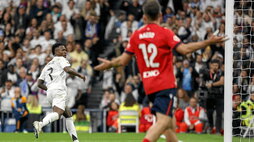 Vinícius celebra un gol ante la desesperación de Areso.