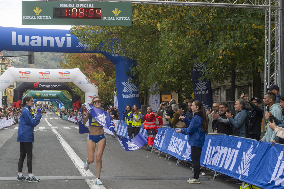 Mireia Guarner llega a la línea de meta.