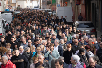 Una multitud ha secundado la manifestación por el futuro de Sunsundegui que ha tenido lugar hoy en Altsasu.