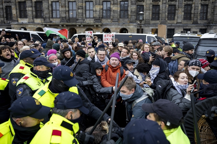 La Policía ha cargado contra los manifestantes en Amsterdam.