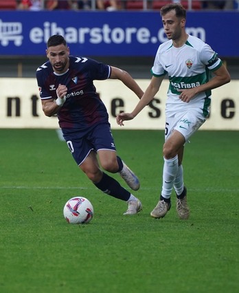 A los delanteros armeros les faltó pólvora contra el Elche. En la imagen, Puertas y Álvaro Núñez.