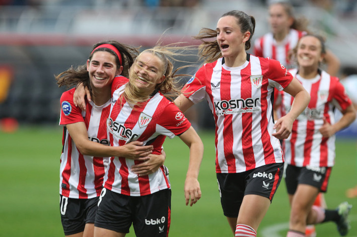 Las rojiblancas celebran el gol de Sara Ortega, que sentenciaba el partido.