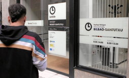 Un joven ante la puerta de la oficina de Lanbide recién estrenada en Santutxu.