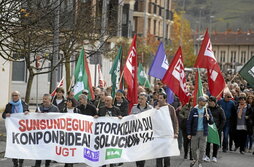 La manifestación convocada por el comité de Sunsundegui recorrió las principales calles de Altsasu.