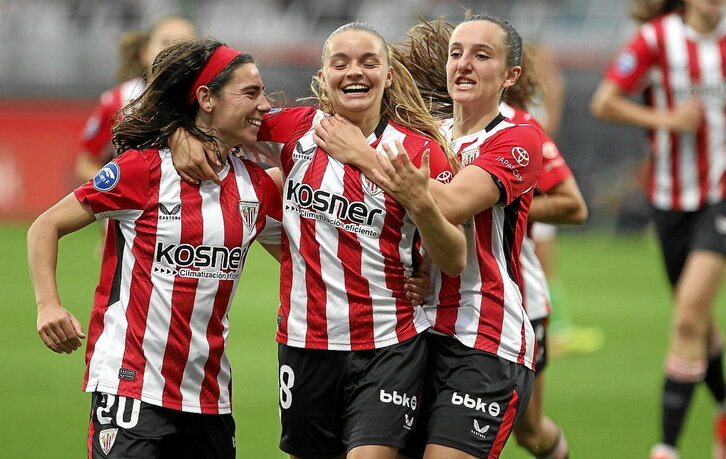 Sara Ortega celebra con sus compañeras el gol de la sentencia en Lezama.