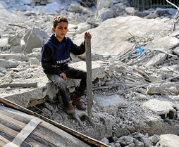 Un niño, entre los escombros de la casa de la familia Alloush, destruida ayer en Jabalia.