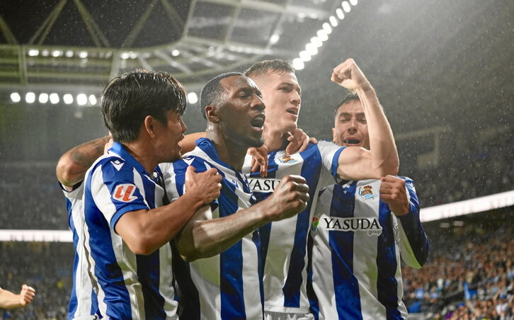 Los jugadores de la Real celebran el gol de Becker, que desató la locura en Anoeta.