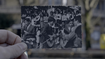 'Enarak' dokumentaleko fotograma bat, bertan 70. hamarkadako 'Enarak' taldearen kontzertua ikus daiteke