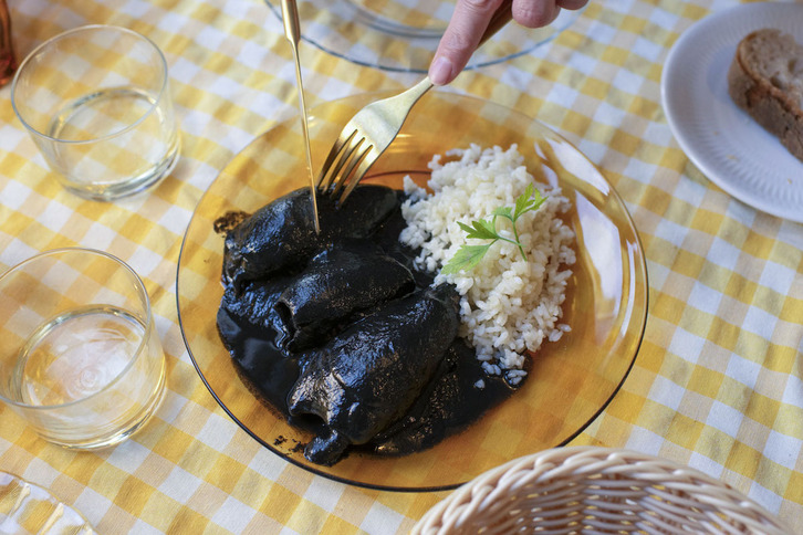 Chipirones en su tinta con arroz blanco del Txakoli del Paladar, dirigido por Zuriñe García.