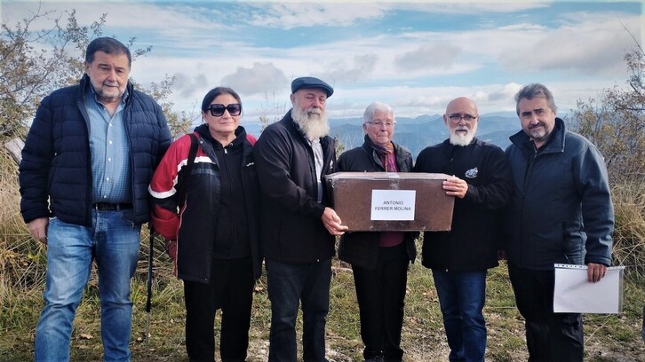 Familiares de Antonio Ferrer, con los restos exhumados. En el centro, sosteniendo sus restos, su hija, Consuelo Ferrer.