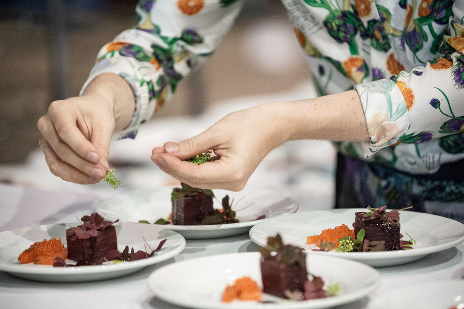 La betterave confite de Clément Guillemot, chef de Choko ona à Espelette, accompagnée de truite de Banka et cuisinée avec du beurre blanc aux herbes.