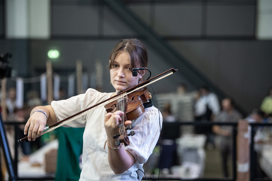 En fond sonore, les douces notes d'un violon. 