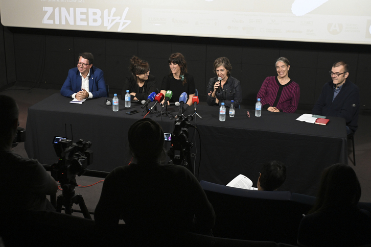 Larraitz Zuazo, Zuri Goikoetxea, Ainhoa Andraka eta Miren Aperribai ekoizlea, Gonzalo Etxebarria eta Joseba Lopezortegaren artean.