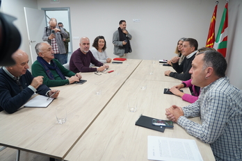 Álvarez y Sordo, ante la delegación de EH Bildu con Otegi al frente.