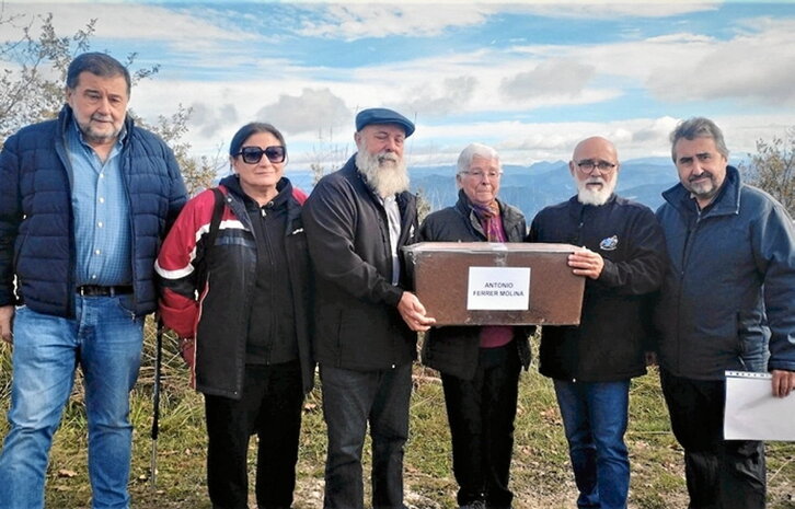 Familiares de Ferrer, con los restos.