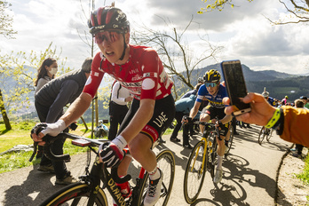 Pogacar ascendiendo Arrate en la Itzulia de 2021.