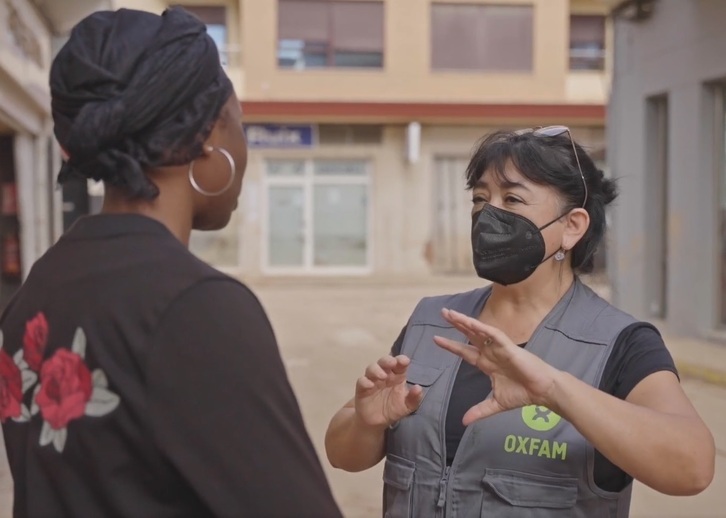 Una trabajadora de Oxfam, con Aminata Souko, activista contra la mutilación genital.