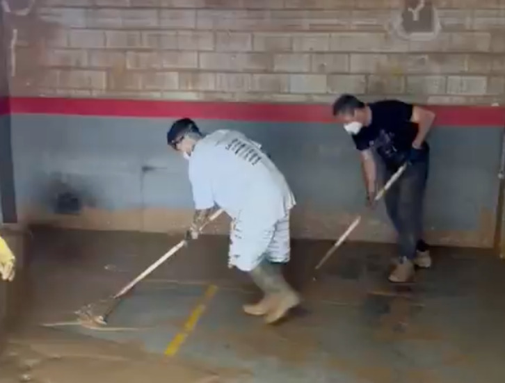 Rubén García, limpiando un garaje en una de las localidades más afectadas.