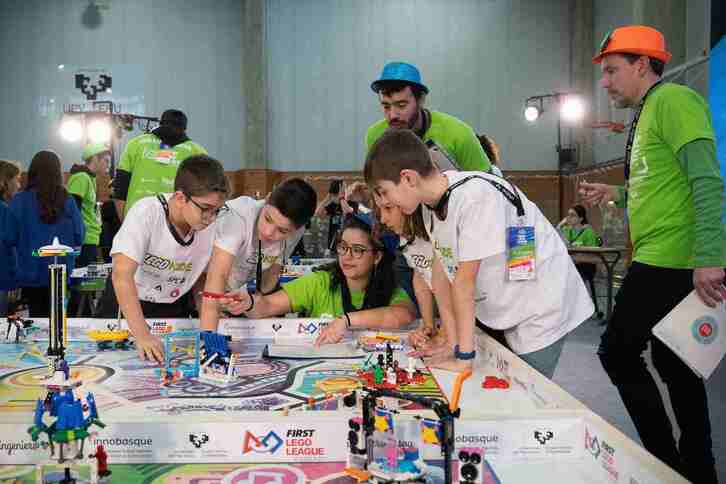 First Lego League-ren (FLL) aurreko edizio bateko parte hartzaileak, irudian.