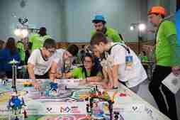 First Lego League-ren (FLL) aurreko edizio bateko parte hartzaileak, irudian.