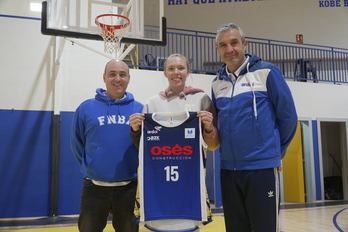 La finesa Lotta-Maj Lahtinen posa con la camiseta de Ardoi, su nuevo equipo.