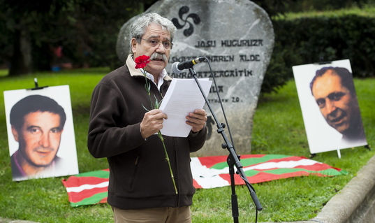 Jabier Salutregi interviene en un acto de homenaje a Santi Brouard y Josu Muguruza.