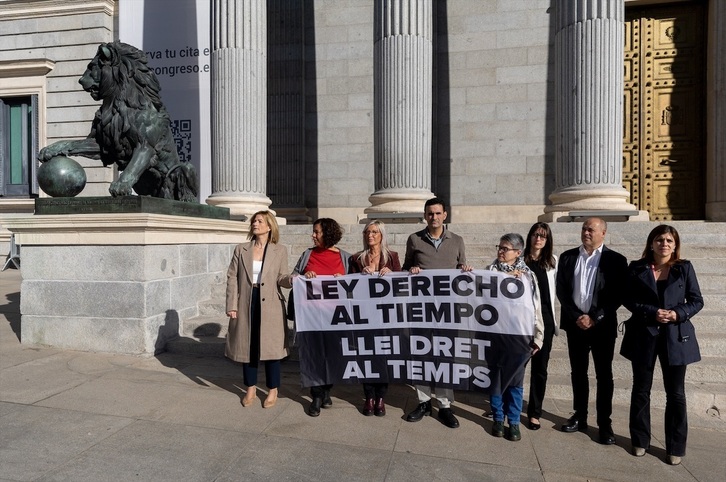 Víctimas y representantes políticos a las puertas del Congreso de los Diputados.