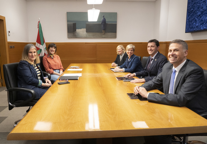 La delegación de EH Bildu con las parlamentarias de PNV y PSE y la cúpula del Departamento de Hacienda.