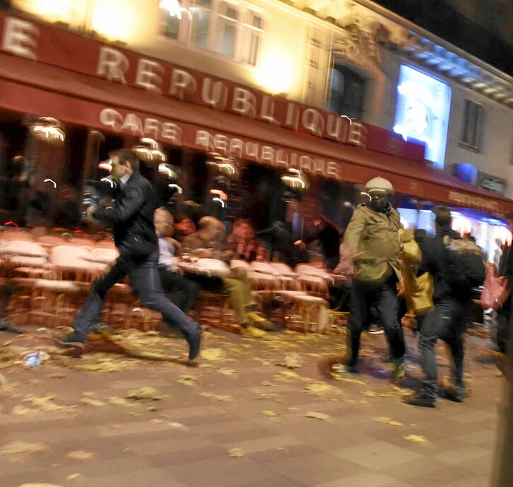 Junto a estas líneas, momento de caos capturado en las calles de París tras los atentados del 13 de noviembre. En la otra imagen, solidarios limpiando playas vascas afectadas por el Prestige.