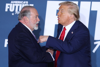 Donald Trump, con el exgobernador de Arkansas MIke Huckabee, durante la campaña electoral.