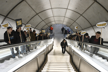 Gukako kideak astearte honetan egin duten ekintza, Deustuko metro geltokian. 