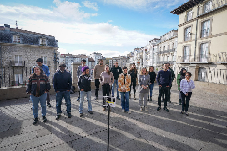 Ernairen eta manifestua sinatu duten eragile batzuen ordezkariek agerraldia egin dute Gasteizen.