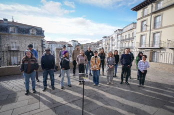 Ernaik eta manifestua sinatu duten eragile batzuen ordezkariek agerraldia egin dute Gasteizen.